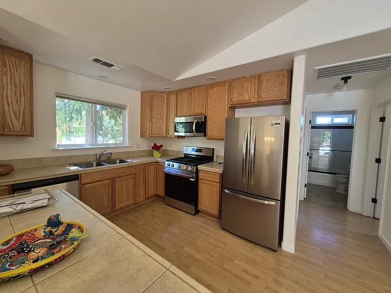 349 E Maryland Dr — Photo 6