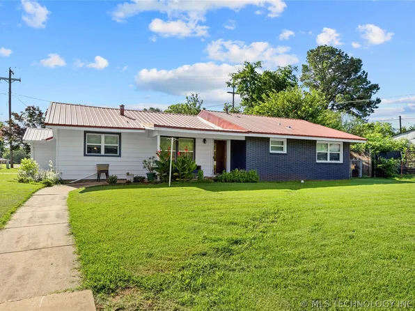 604 SW 3rd St, Checotah, OK 74426
