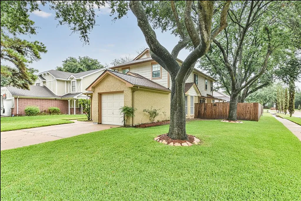 4 bed, 2.5 bath, 2057 sqft, $2,700 — Photo 2