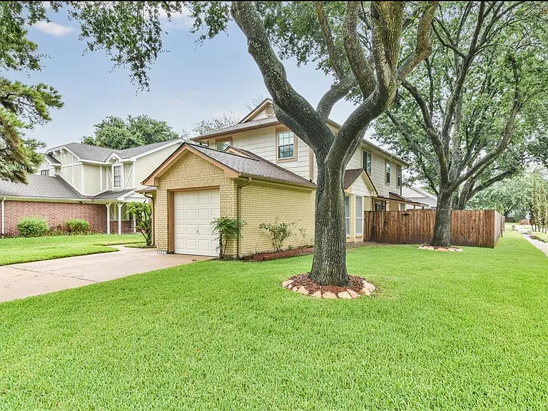 10327 Brickyard Ct — Photo 2