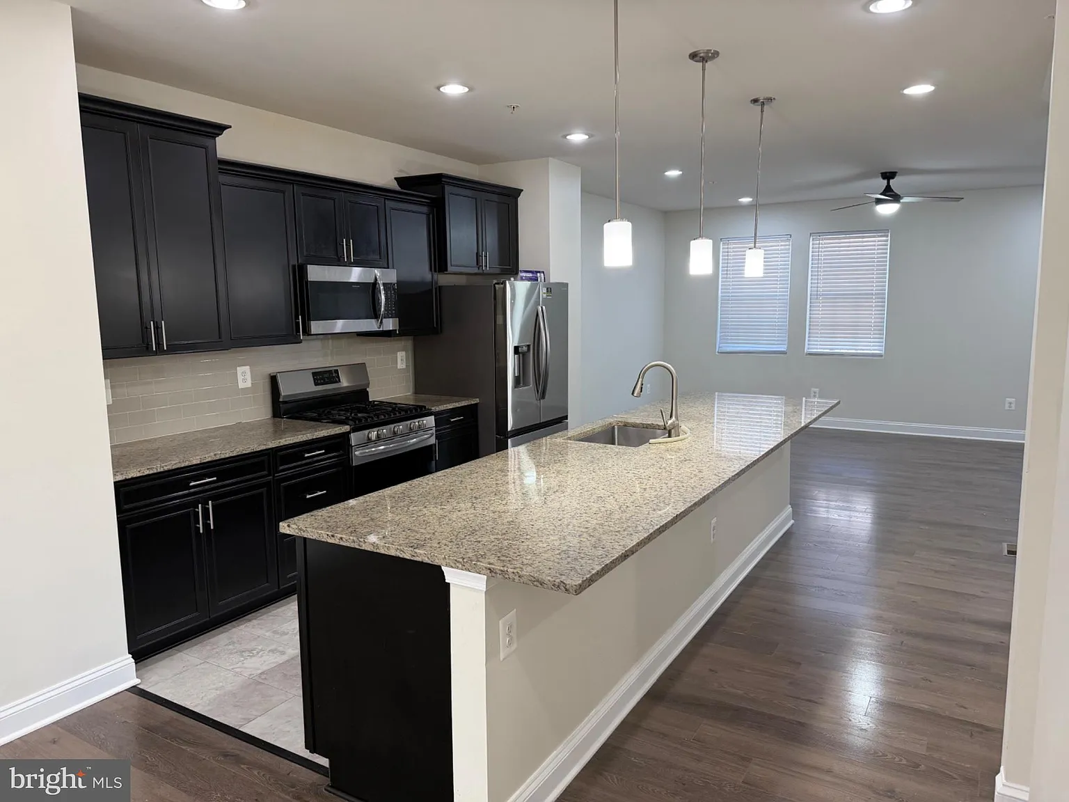 4 bed, 3.5 bath, 2000 sqft, $3,200 — Photo 3