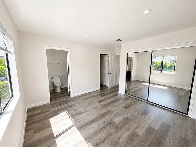 5915 Woodman Ave #204 — Photo 8