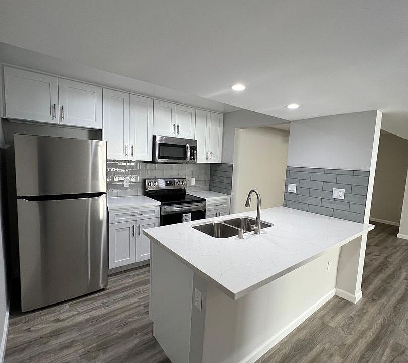 1st image of 140 S Maple Dr APT 302