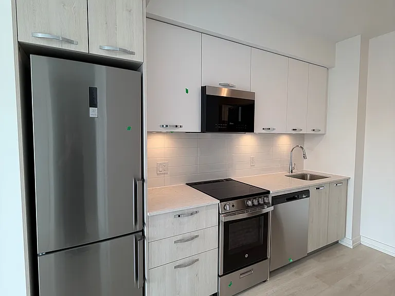 75 James St S #1323 — Photo 12