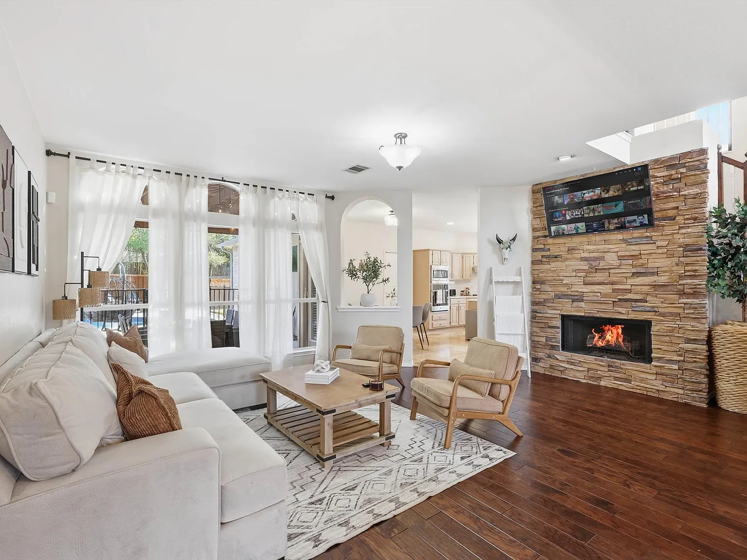 4 bed, 2489 sqft, $7,000 — Photo 4