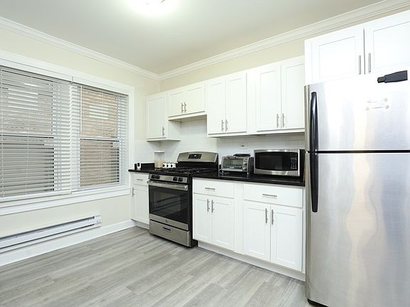 2nd image of 837.5 W Cornelia Ave #N2
