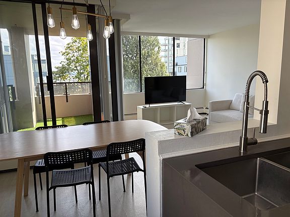 4th image of 1737 Duchess Ave #502
