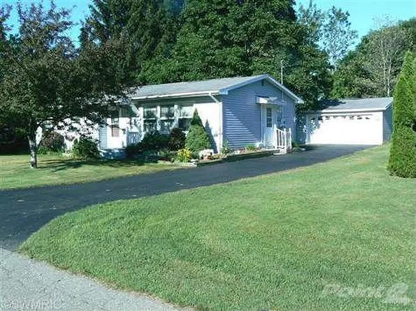 407 N Loomis St, Scottville, MI 49454