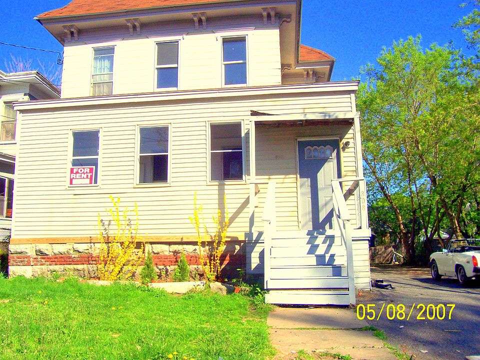 Front view of home.