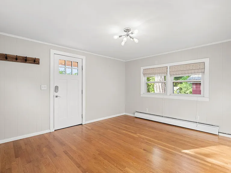 17 Scott Ave — Photo 8