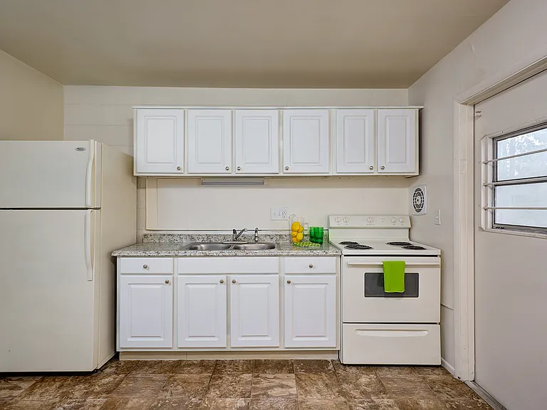 Park Plaza Apartments — Photo 10