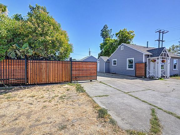 3rd image of 2820 Fruitridge Rd