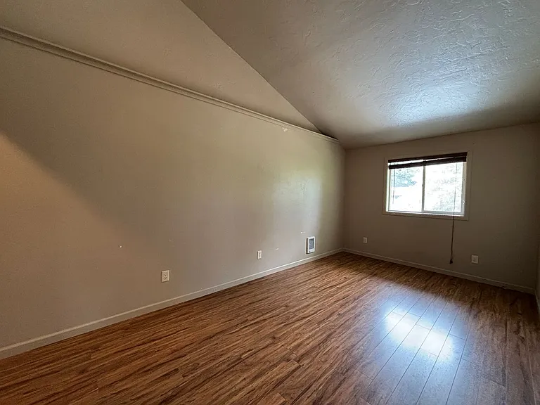 1402 S Willson Ave — Photo 14