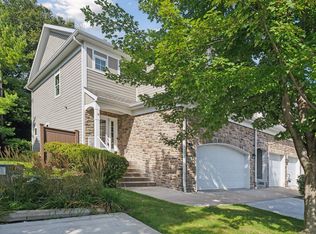 17810 Valley Cove Ct, Deephaven, MN 55391