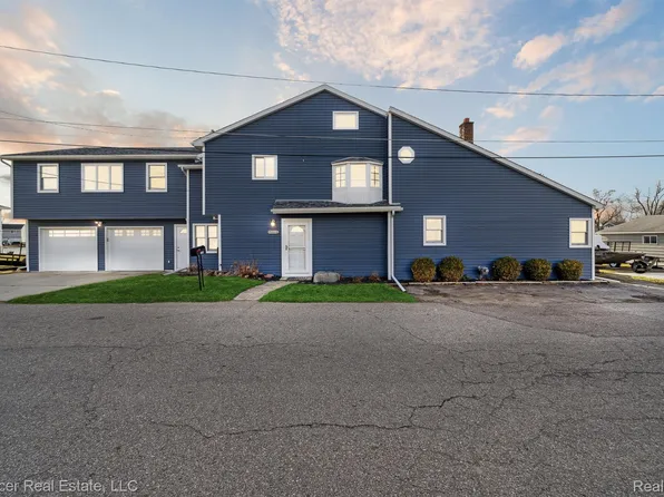 2299 Kingston St, White Lake, MI 48386