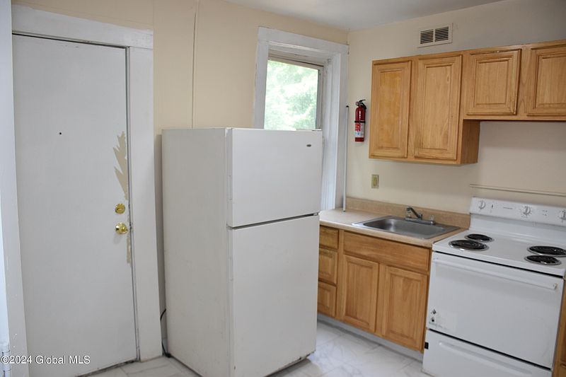 3rd image of 137 Clinton Street