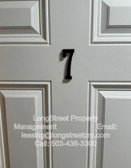 915 SW Adams Ave #7 — Photo 3