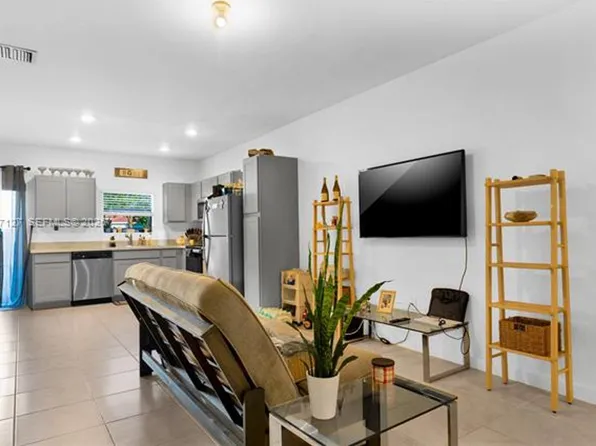117 NE 3rd Ct #Townhouse 117, Homestead, FL 33034