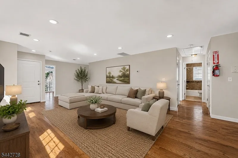 3 bed, 2.0 bath, 1800 sqft, $3,600 — Photo 4