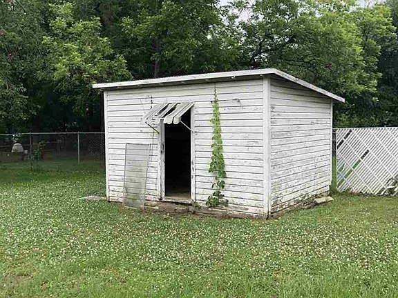 3rd image of 2227 W Kaufman St