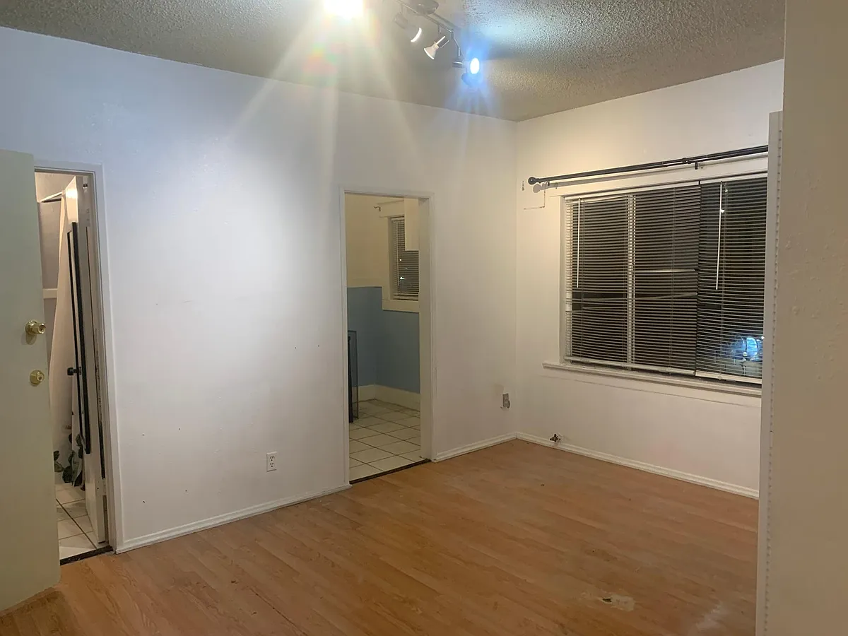 Building Photo - 939 E 4th St #3