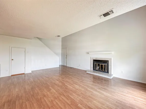 2401 Leon St APT 300, Austin, TX 78705