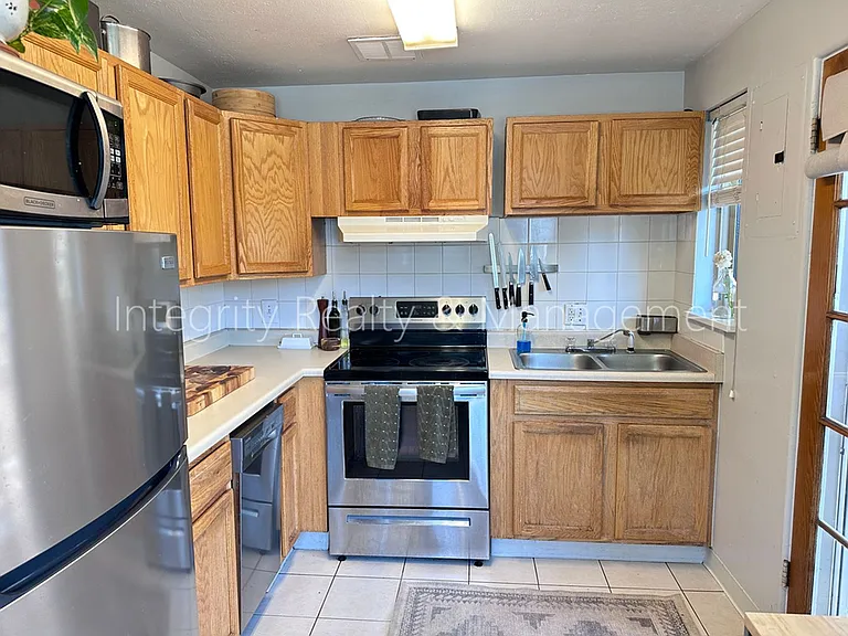2047 Meade St — Photo 8