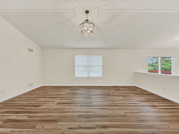 3rd image of 270 Oaknoll Ave