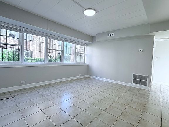 2nd image of 6015 N Fairfield Ave #G