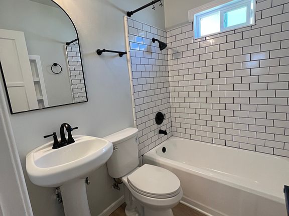4th image of 3180 San Francisco Ave