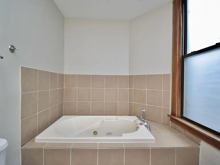 522 E 12th St #1 — Photo 21