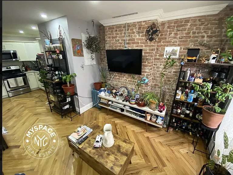 1102 Jefferson Ave #2 — Photo 3