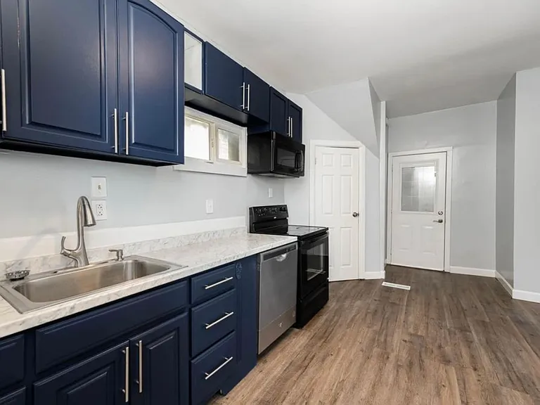 E. Walnut Hills - Cute 2 Bed In Upper Of 2 Family — Photo 7