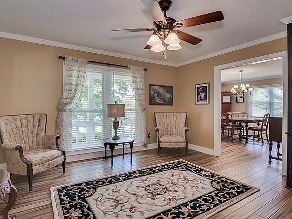 4th image of 447 Meadowlands Ct