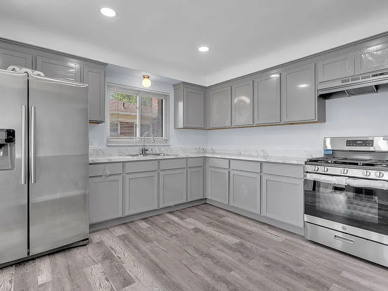 8484 Berwyn St — Photo 15