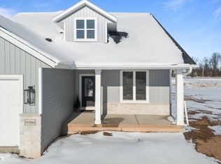 W5826 Roundstone Pl, Menasha, WI 54952