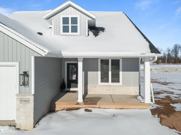 W5826 Roundstone Pl, Menasha, WI 54952