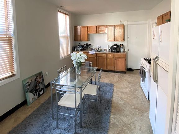 3rd image of 927 W 35th Pl APT 1F