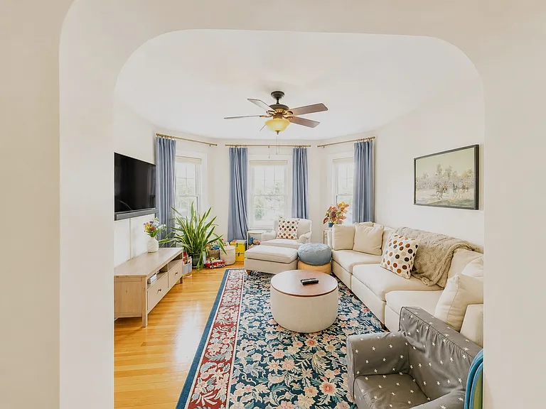 front living room w bay window