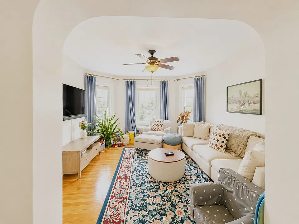 front living room w bay window