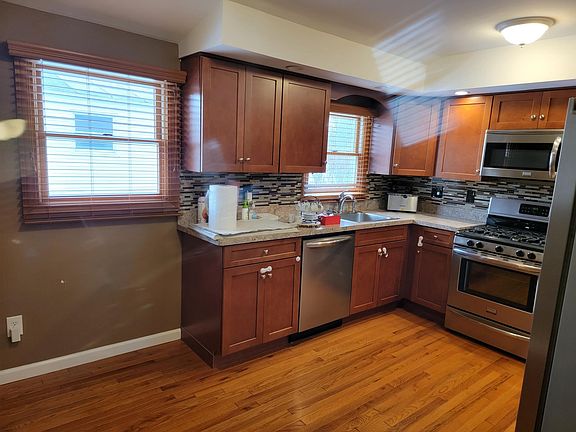 3rd image of 36 Rockville Ave