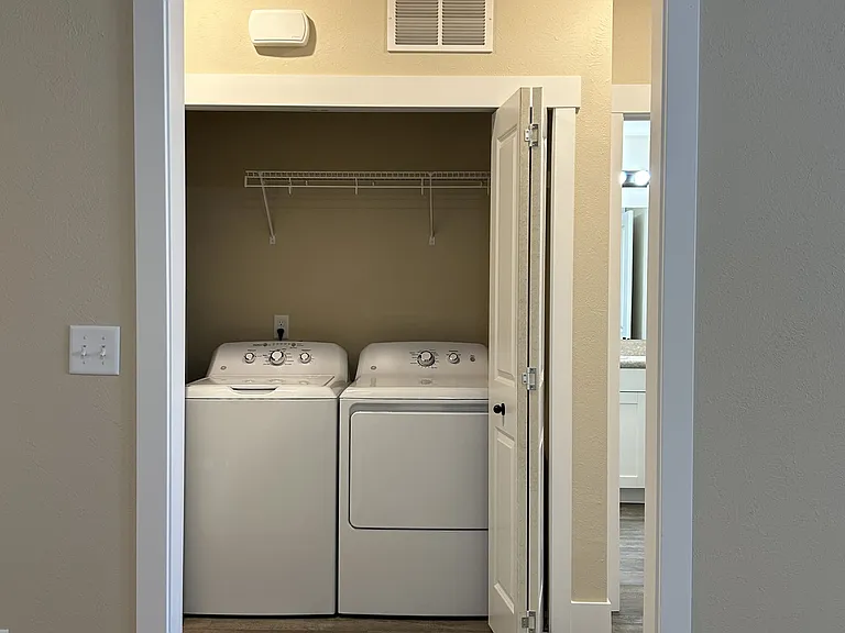 998SQFT Unit W/D