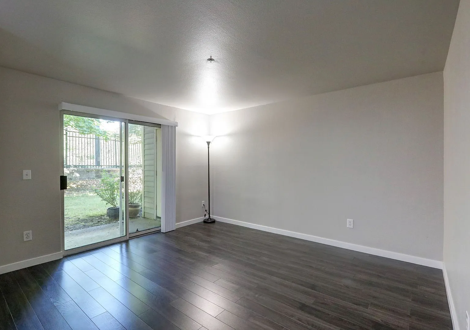 Ground Floor 1 Bedroom Featuring Newcastle Convenience — Photo 4