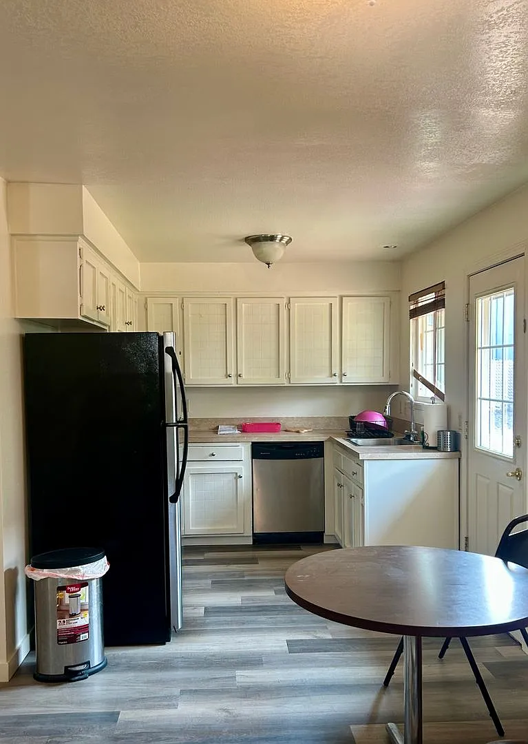 Furnished 2 Bedroom Condo - Furnished Mid-Term Rental — Photo 2