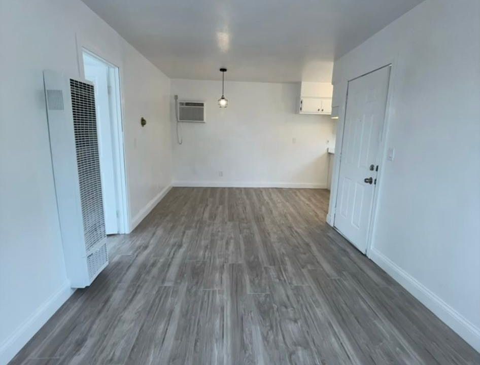 1st image of 738 W 10th St