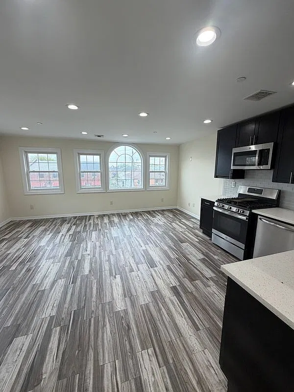 3 bed, 2.0 bath, 950 sqft, $3,777 — Photo 1