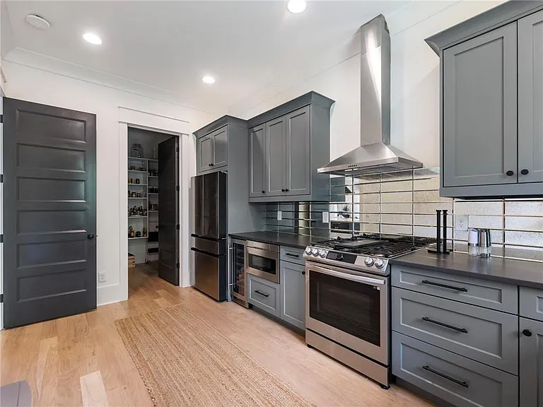 566 Versailles Dr — Photo 25