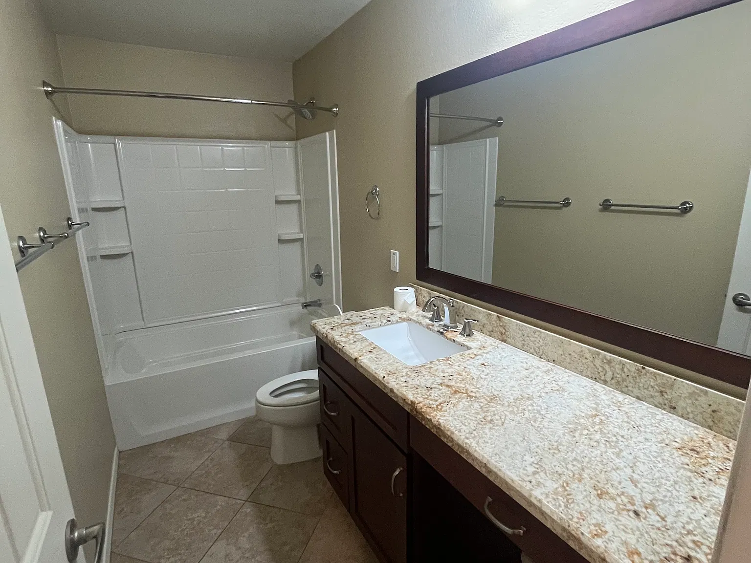 4 bed, 2241 sqft, $2,100 — Photo 4