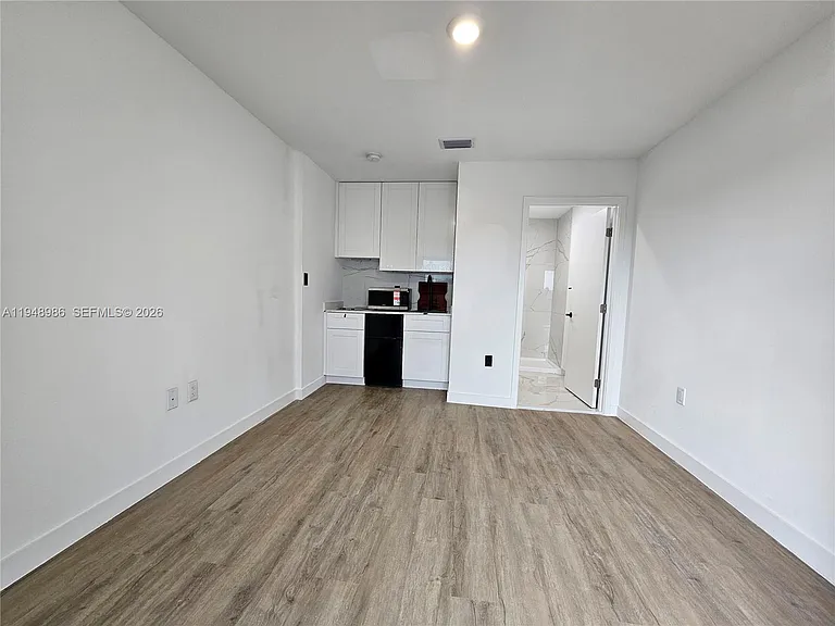 215 NW 13th Pl — Photo 6