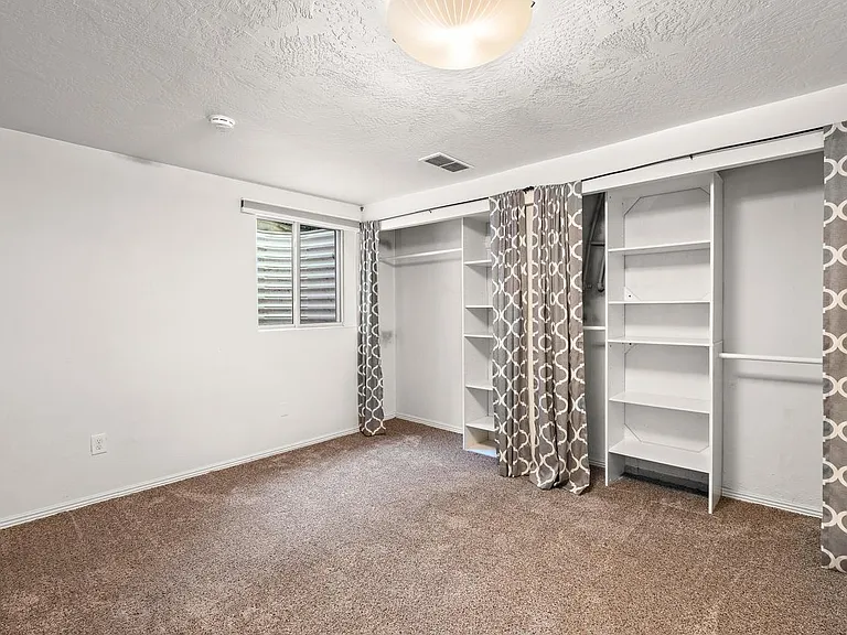 4426 W Irving St — Photo 27